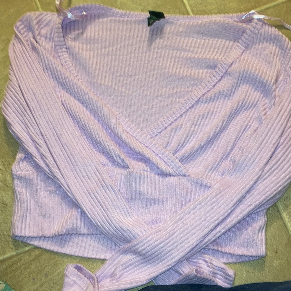 Long sleeve crop top v neck in the middle